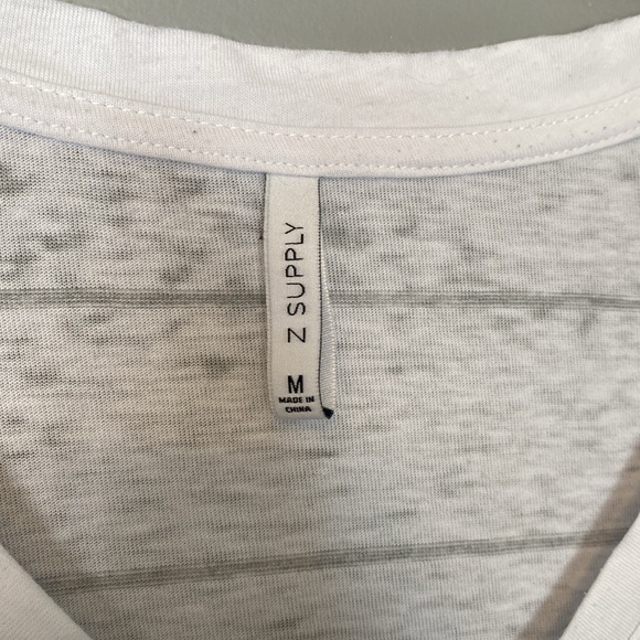 ๐ Z Supply V Neck Tshirt - Medium - Picture 2 of 6